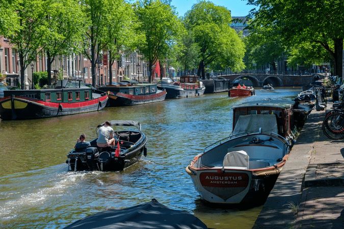 Via welke weg kunt u voordelig een bootje huren in Amsterdam?